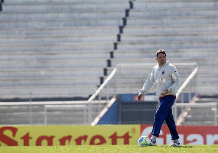 Além de observar jogadores da base, Claudinei Oliveira também está avaliando quem pode ser aproveitado no inchado elenco do Paraná | Antonio More / Gazeta do Povo