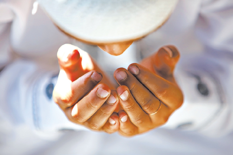 Nem todos que se consideram espirituais praticam a religião de modo tradicional. Garoto muçulmano ora em Katmandu | navesh chitrakar/reuters