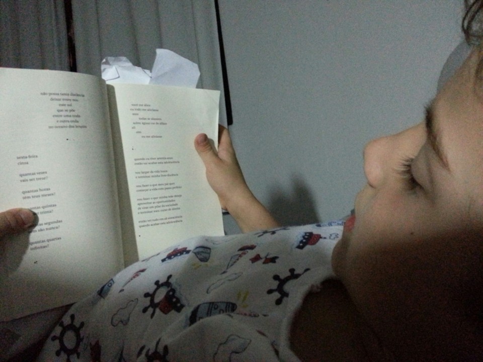 Caetano Paulo com o livro do poeta bigodudo nas mãos | Arquivo pessoal
