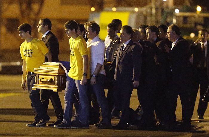 Tendo os filhos à frente, o caixão com o corpo de Eduardo Campos é carregado até um caminhão dos bombeiros na Base Aérea de Recife | Paulo Whitaker / Reuters
