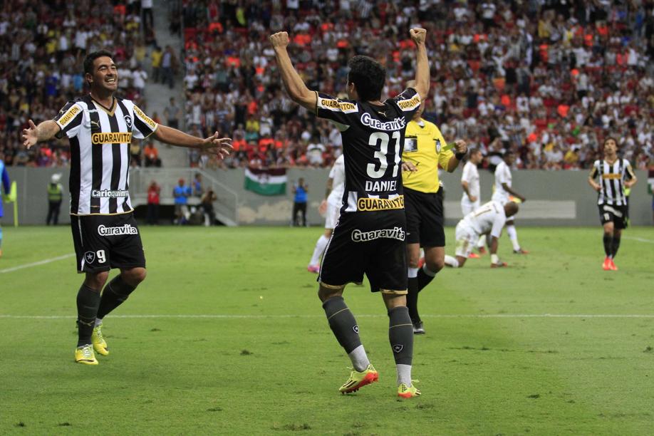 Jogadores do Botafogo comemoram vitória por 2 a 0 no clássico contra o Fluminense. | Felipe Costa / Futurapress-Folhapress