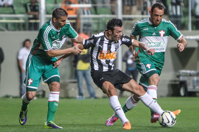 Dátolo cercado por marcadores. Ele fez o gol da vitória contra o Palmeiras | Bruno Cantini / Atlético-MG