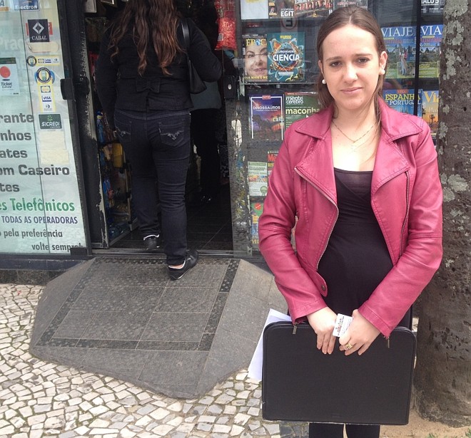 Bárbara Walker, 20 anos, foi uma das pessoas que compraram cartões provisórios para poder usar nos micro-ônibus |