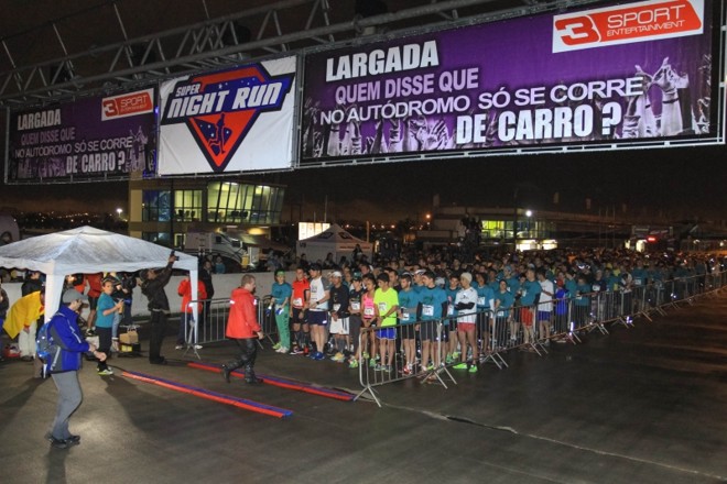 Corrida Super Night Run pôs milhares de atletas para