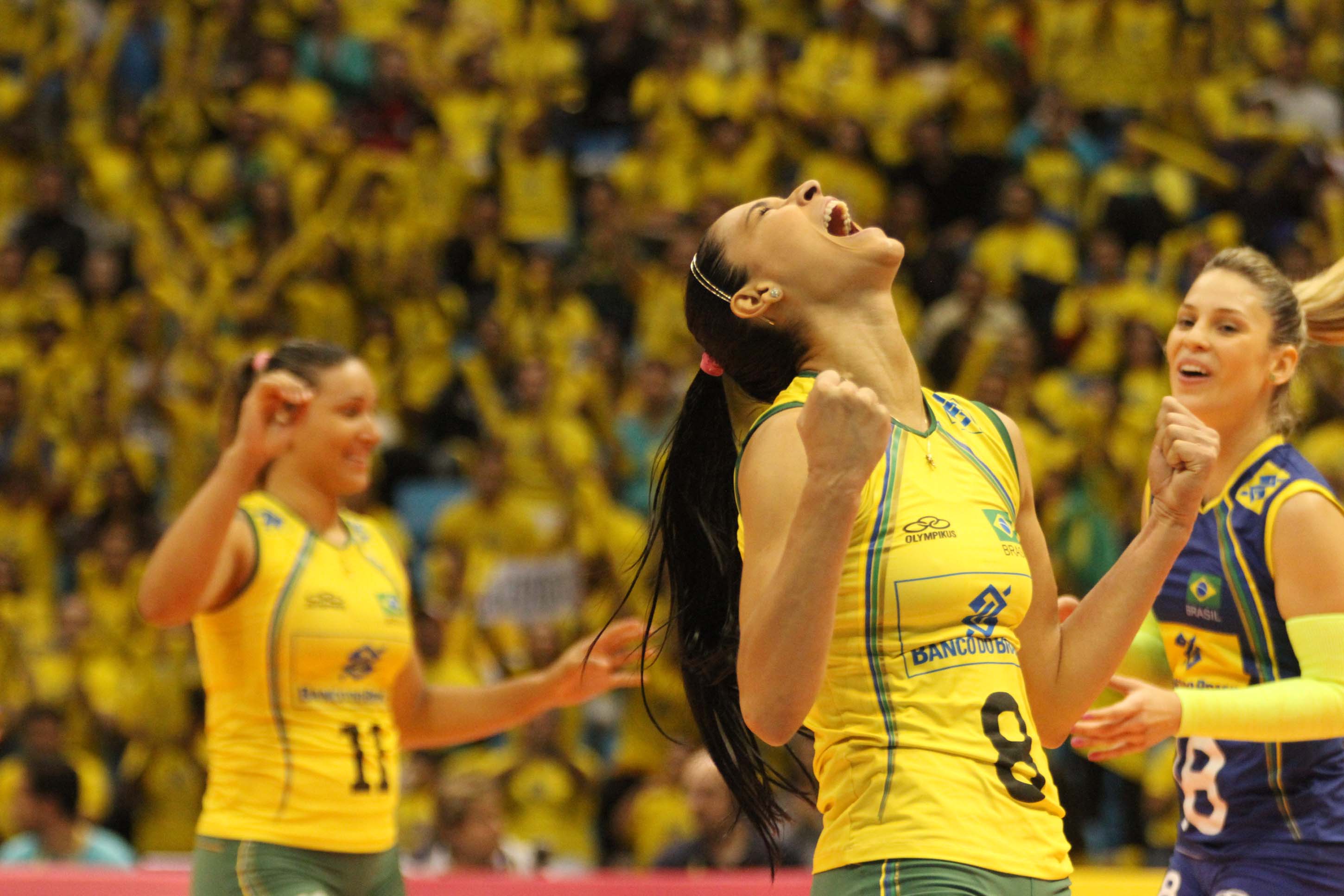 Jaqueline comemora vitória do Brasil diante dos EUA | Divulgação / CBV
