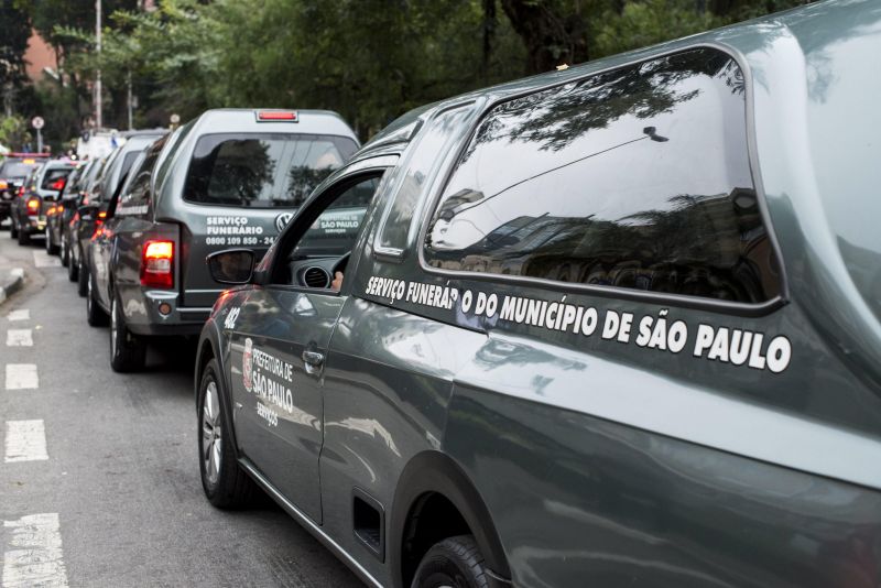 Carros fúnebre deixam o IML de São Paulo e seguem para a base aérea de Guarulhos | EFE/Aarón Cadena Ovalle