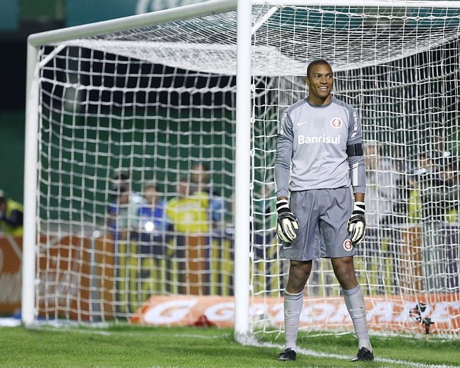 Dida:Clubes: Portuguesa, Grêmio e Internacional. Idade quando chegou: 38 anos, 39 anos e 40 anos, respectivamente. Reserva no pentacampeonato, Dida saiu do Milan no meio de 2011. Ficou praticamente um ano sem clube até ser contratado pela Portuguesa. O bom desempenho na Lusa o credenciou para ser contratado como reserva para o Grêmio, ganhando a posição pouco tempo depois. Com o Tricolor Gaúcho querendo apostar em Marcelo Grohe, foi dispensado, assinando com o arquirrival Internacional. É um dos fundadores e líderes do Bom Senso FC. |