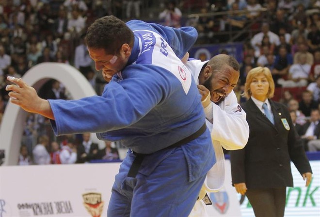 O brasileiro Rafael Silva(de azul) na disputa pela medalha de bronze com o holandês Roy Meyer |