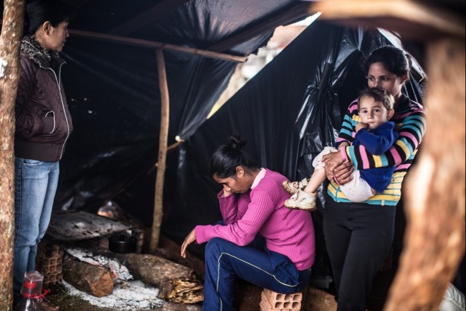 Comida é preparada em fogo de chão e o banheiro do acampamento é um capão de mato. Nessas condições. Aleandra e o filho vivem junto com a família |