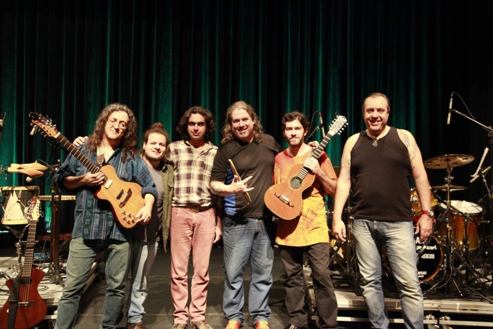 Ricardo Vignini (à esq.), com o grupo Matuto Moderno: proposta de revelar paralelos entre a música caipira e o gênero americano | Rita Perran/Divulgação