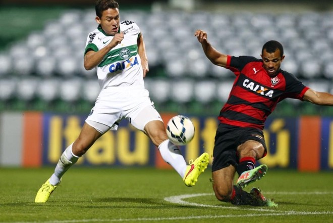 Keirrison disputa bola com zagueiro do Vitória |