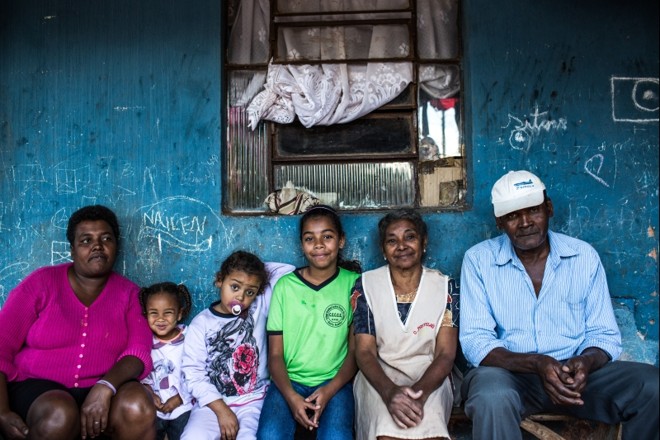 Família Venâncio reunida no banco de madeira em frente à casa de dona Ana e seu Flozindo. Da esquerda para direita: Marilena, a sapeca Gabriela, Nicole, Daniane e o casal |