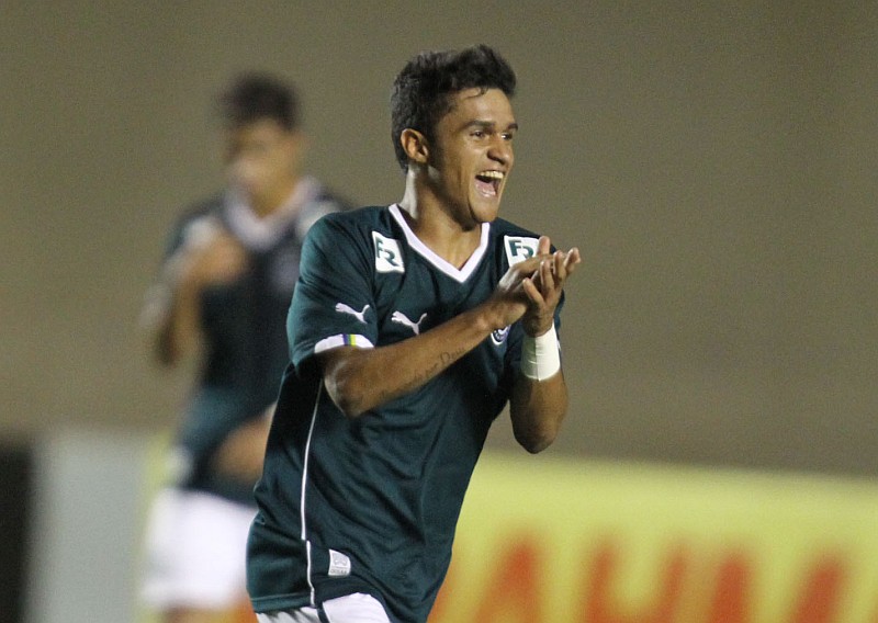 Erik comemora um de seus três gols pelo Goiás contra o Atlético | Carlos Costa / Futura Press