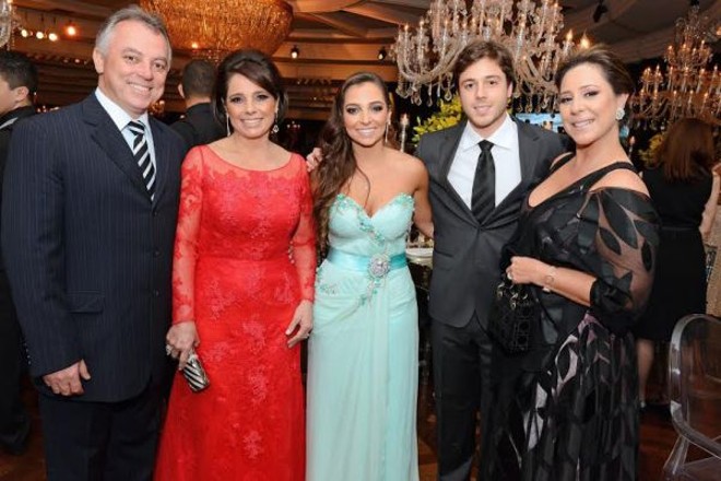 Da dir. para a esq., a ex-primeira-dama do Paraná Debora Dias, seu filho, Alvaro Dias Filho, com a namorada, Priscila Scheffer, e os pais dela, Alvaro e Nina Scheffer |