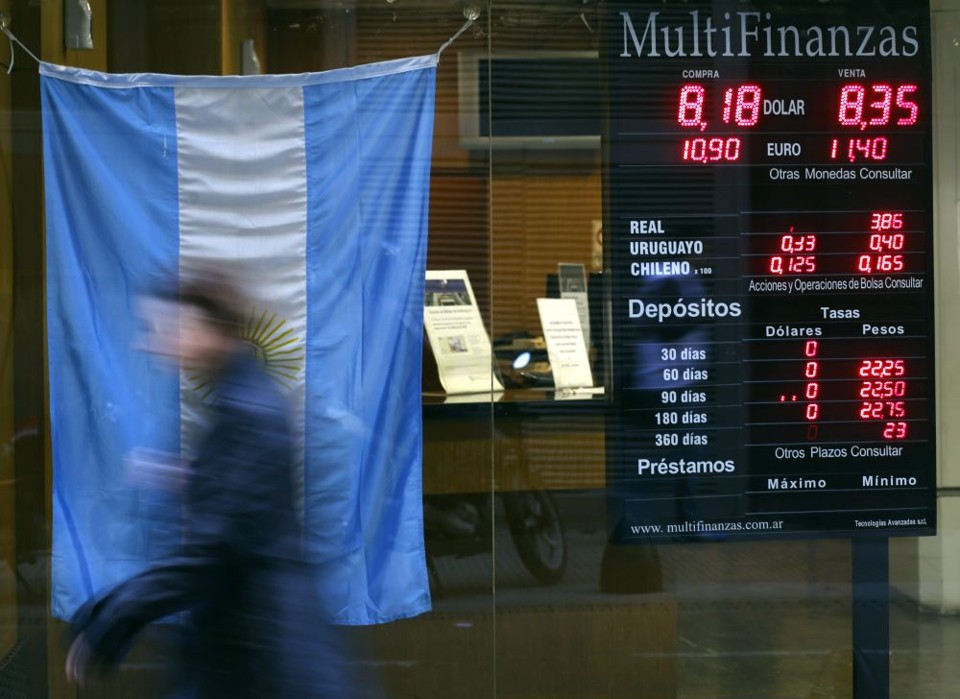 O dólar paralelo (chamado de "blue") chega a ser vendido por 13,20 pesos, enquanto o oficial está em 8,29 pesos. | Reuters/Marcos Brindicci