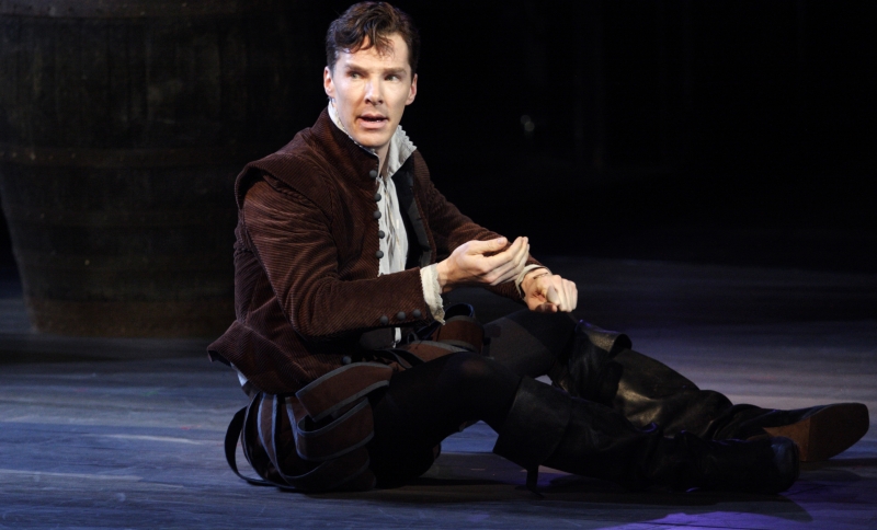 Sucesso como Sherlock Holmes, Cumberbatch encarna Hamlet e atrai milhares ao teatro | Catherine Ashmore/Divulgação