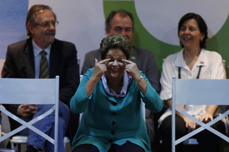 Dilma Rousseff em campanha: propaganda do PT no rádio tenta passar a imagem de que é preciso que a população abra os olhos em relação à suposta inexperiência de Marina | Ueslei Marcelino / Reuters