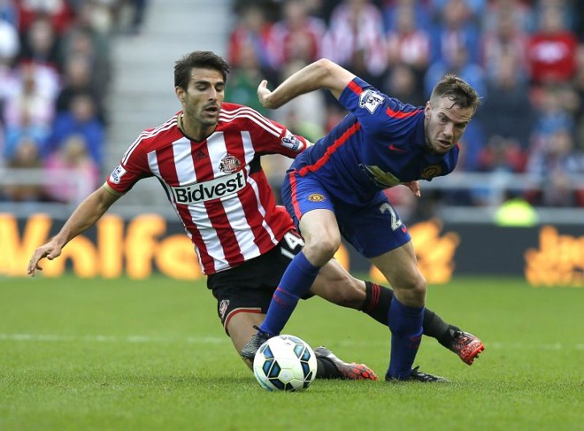 Tom Cleverley (direita), do Manchester United, desafia Jordi Gomez, do Sunderland, durante partida do Campeonato Inglês | 