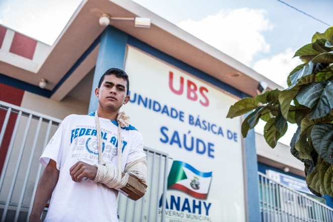 O adolescente deixou de trabalhar e ajudar na renda da família por conta do acidente. Demora para cirurgia agrava situação | 