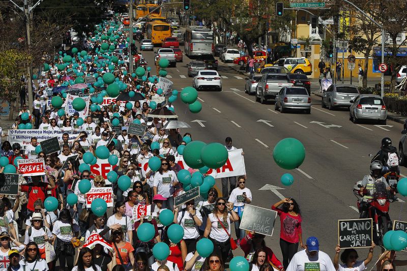 Professores em greve marcharam pelo Centro de Curitiba ontem para pedir a aplicação imediata do plano de carreira | Jonathan Campos/Gazeta do Povo