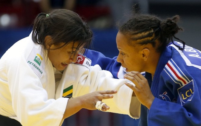 Favorita, Sarah Menezes (à esq.) foi eliminada na primeira luta | Maxim Shipenkov/