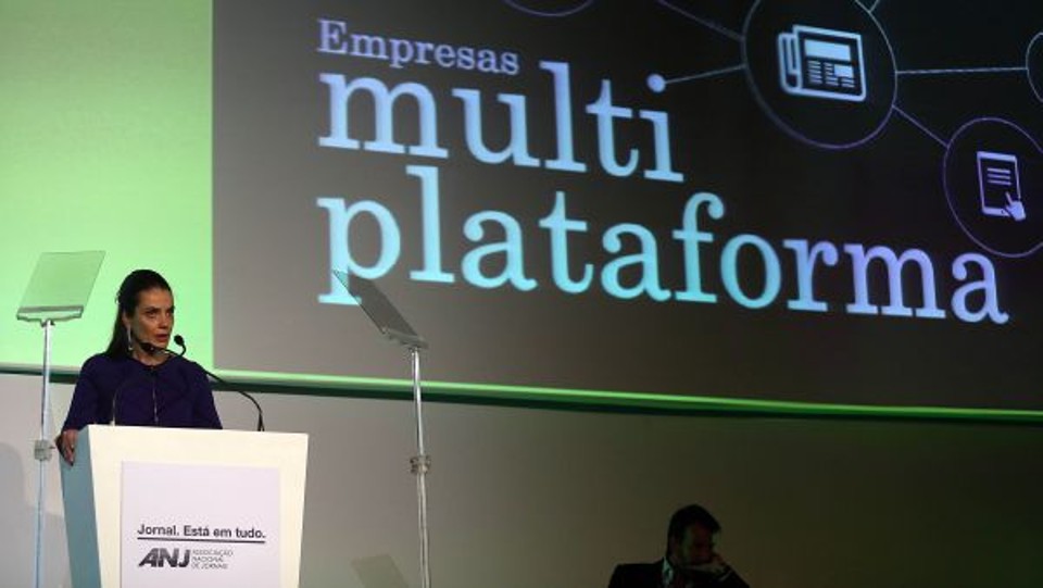 Ana Amélia Filizola, diretora da Unidade Jornais do GRPCom, apresenta aos tops publicitários do Brasil e aos publishers de jornais brasileiros a campanha O Jornal está em Tudo durante o 10º Congresso Brasileiro de Jornais, encerrado nesta terça-feira, no Centro de Convenções WTC, em São Paulo | Fotos: Divulgação