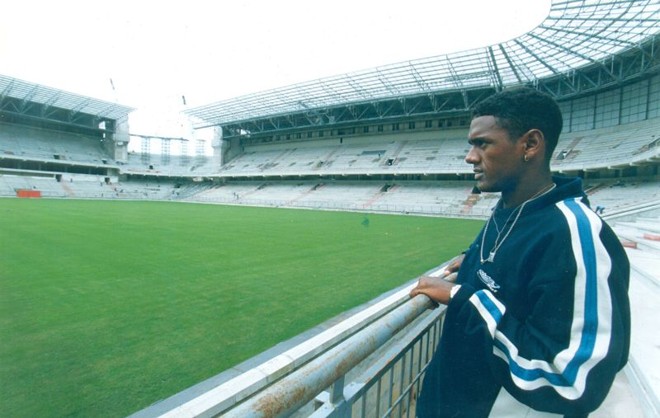 O atacante Kléber Pereira admira o estádio em construção em 1999 |