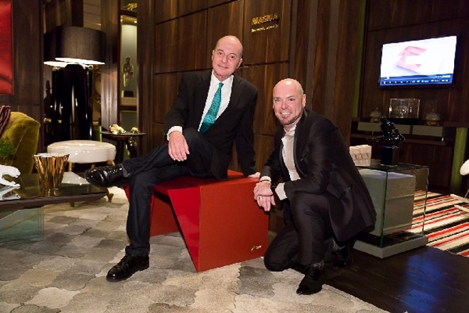 O artista plástico Carlos Eduardo Zimmermann, convidado pelo arquiteto de inovação da Masisa, Carlos Tietjen (à dir.), para fazer uma interferência no ambiente Masisa Living na Casa Cor, também prestigiou o evento de abertura da mostra de decoração. A tela