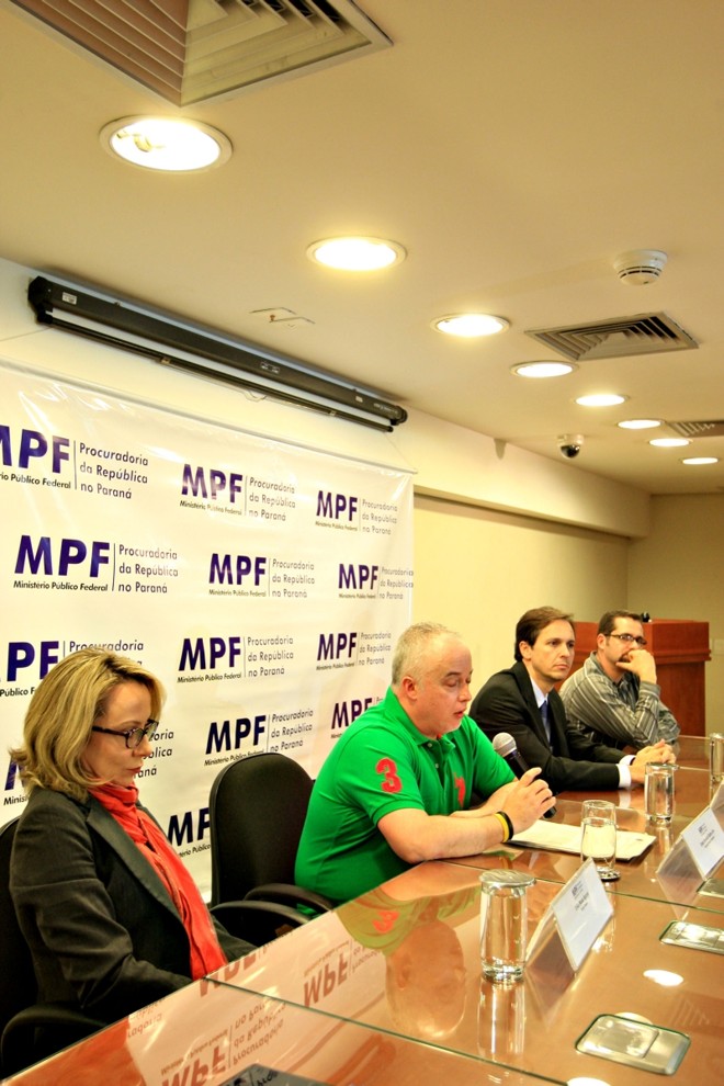 Procuradores que integram a força-tarefa da Lava Jato e representantes da PF em entrevista ontem em Curitiba | 