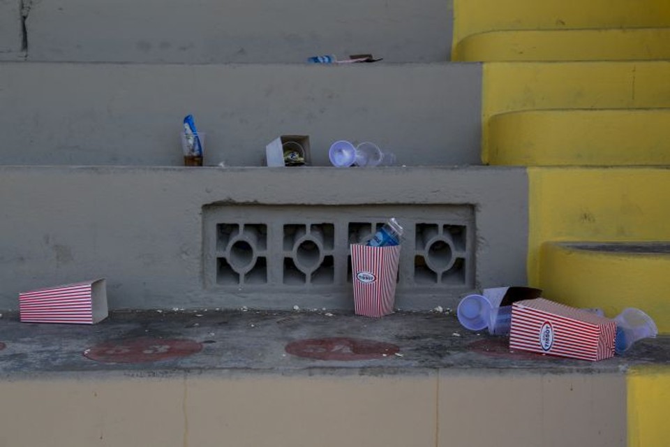 Lixo da partida de sábado do Paraná acumulado na Vila Capanema nesta terça-feira | Henry Milléo / Gazeta do Povo