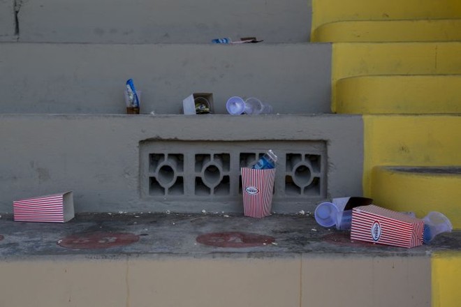Lixo da partida de sábado do Paraná acumulado na Vila Capanema nesta terça-feira | Henry Milléo / Gazeta do Povo