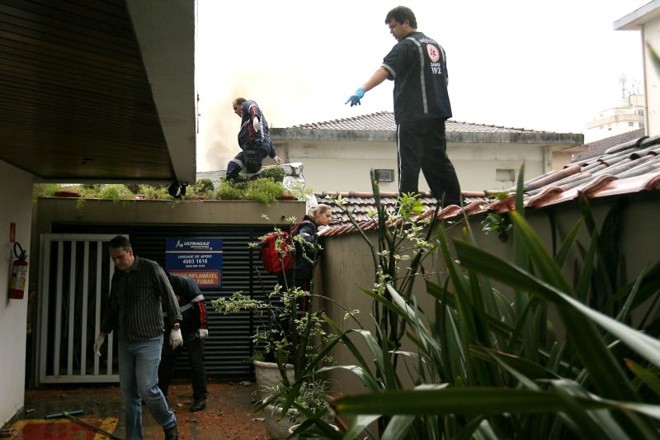 Bombeiros mobilizados para o resgate no local do acidente envolvendo Eduardo Campos em Santos | 