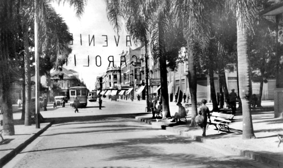 Retrato da Avenida João Pessoa, feito desde a Praça Osório, em 1935. Temos ainda a presença dos bondes elétricos, que foram retirados daquela via em 1939 | Acervo Cid Destefani