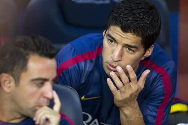 Luis Suárez conversa com Xavi no banco de reservas antes de entrar em campo | 