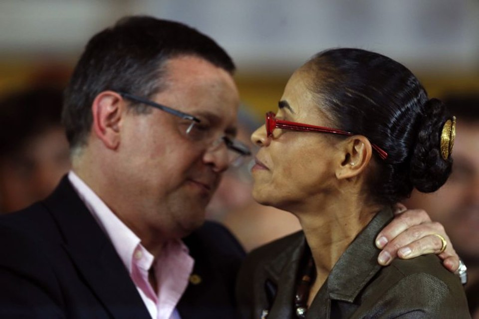 Marina Silva abraça o candidato a vice, Beto Albuquerque | Ueslei Marcelino/Reuters