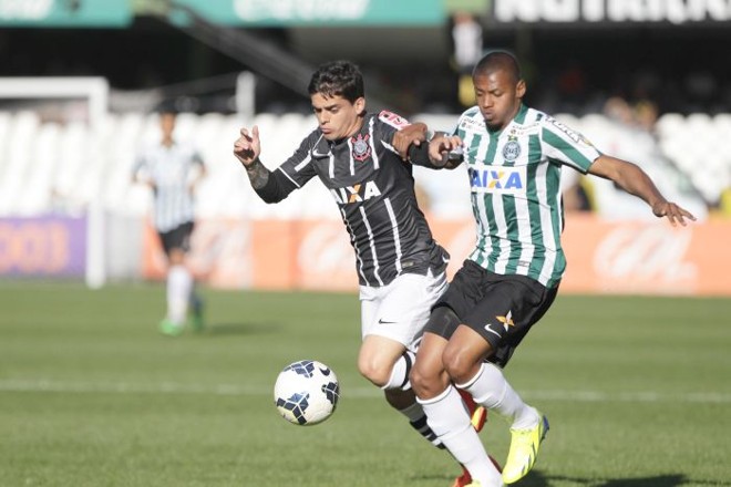 Fágner disputa bola com Dener na partida entre Coritiba e Corinthians | 