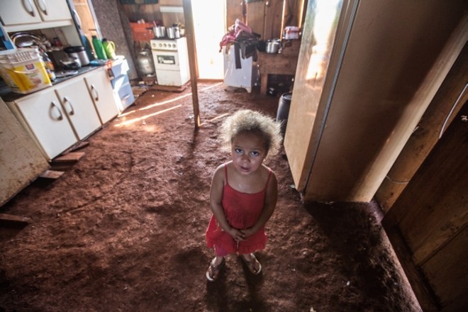 Estefani e a casa simples da família em Marilândia do Sul |