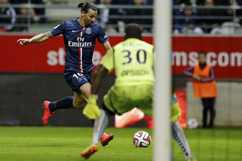 Ibrahimovic chuta para vencer Placide e marcar um de seus dois gols pelo PSG contra o Reims pela abertura do Campeonato Francês | Pascal Rossignol / Reuters