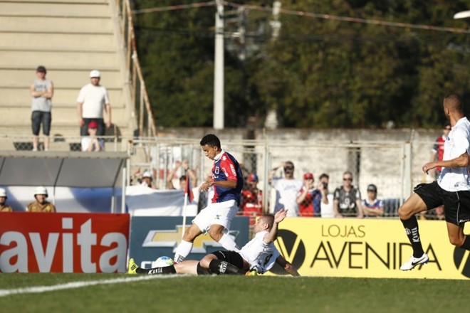 Tiago Alves tenta jogada de ataque pelo Paraná contra o Bragantino |