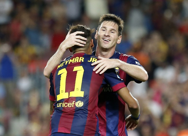 Neymar comemora um gol dele na partida com o companheiro Lionel Messi | 