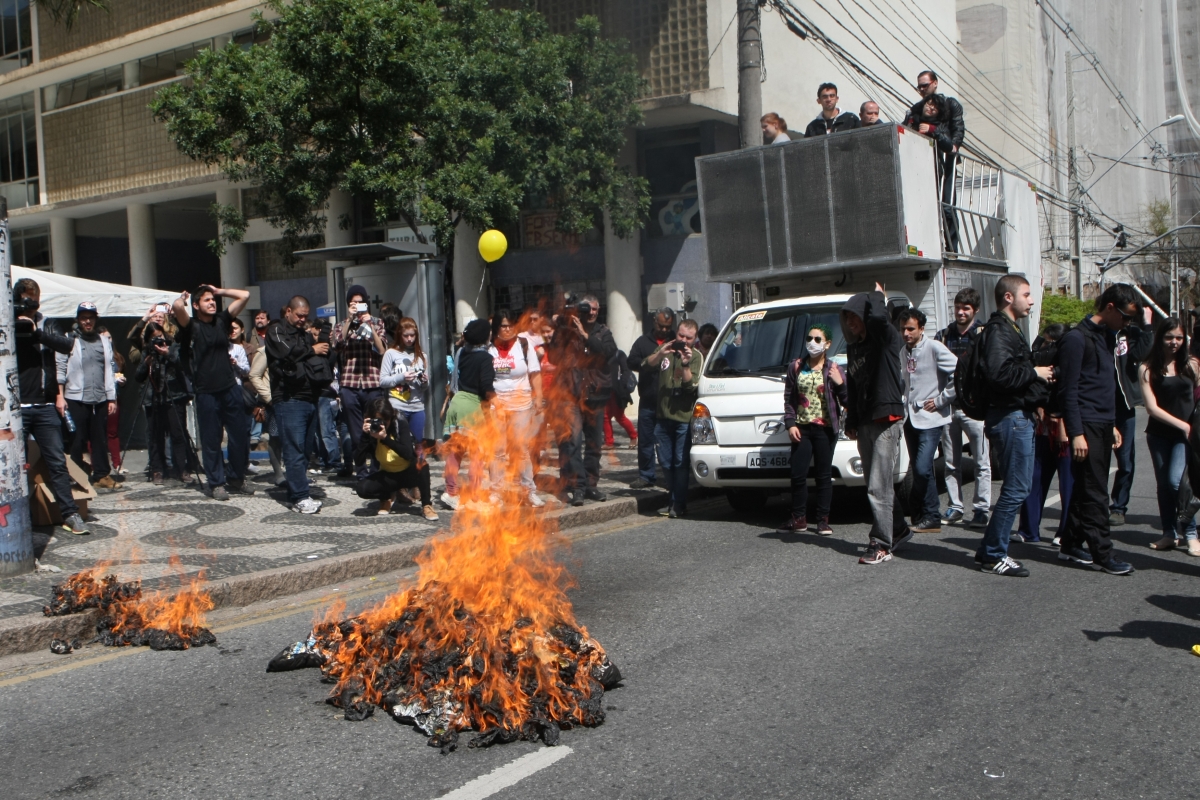Manifestantes fazem uma fogueira durante o protesto na Reitoria | Aniele Nascimento/Agência de Notícias Gazeta do Povo