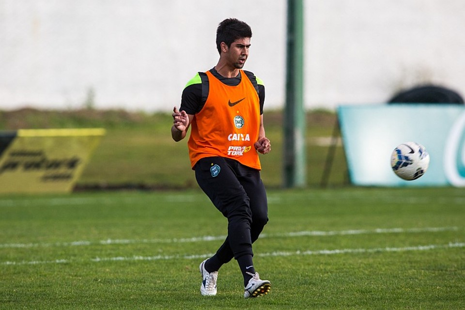 Leandro Almeida deve começar como titular do Coritiba contra o Flamengo após ter treinado normalmente nesta sexta-feira | Brunno Covello / Gazeta do Povo