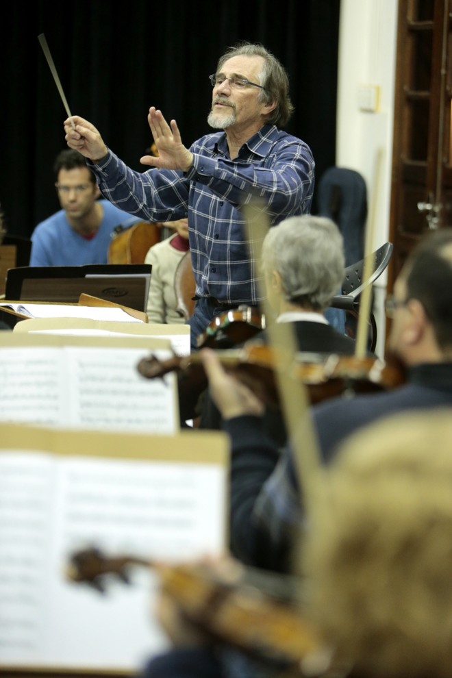 O maestro Morozowicz já havia reunido a orquestra para um evento beneficente do hospital pediátrico | 