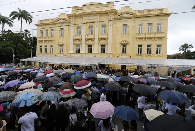 Público acompanha velório de Eduardo Campos, em frente à sede do Palácio de Pernambuco |