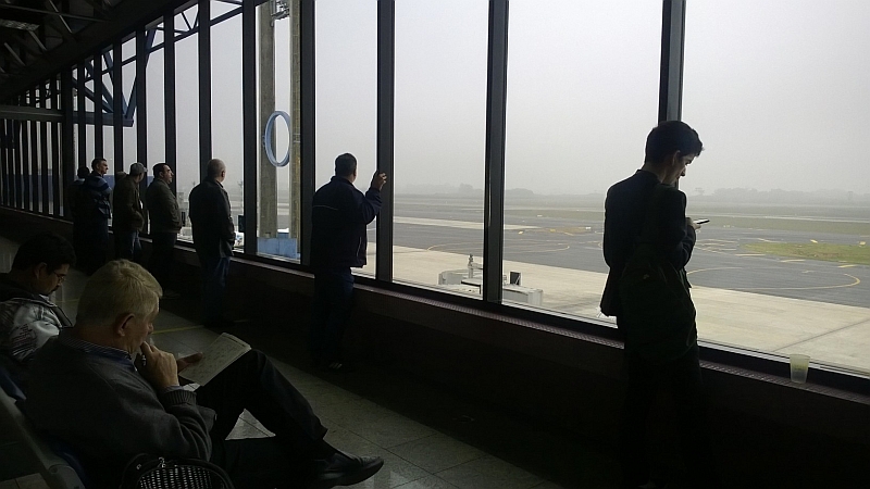 Afonso Pena ficou fechado para pousos por duas horas na manhã desta segunda-feira (18) por causa da neblina que pairava sobre São José dos Pinhais | Aniele Nascimento / Agência de Notícias Gazeta do Povo