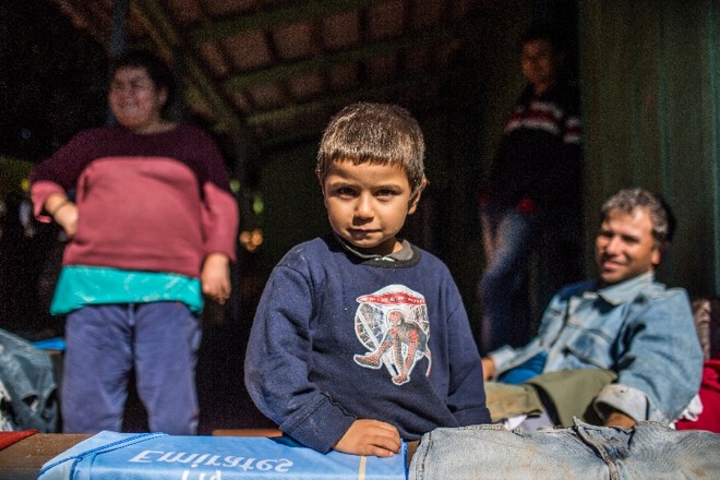Cristian tem dificuldade de compreender o português na escola, mas já diz ser corintiano | 