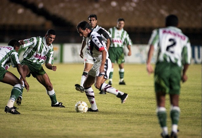 3  Avassalador:em seu retorno à elite após dois anos de ausência, em 1996, o Coxa brigou contra o rebaixamento e ganhou espaço graças a uma vitória sobre o Vasco por 3 a 2, no dia 26/10. Claudiomiro abriu o placar no fim do primeiro tempo. Os velozes Pachequinho e Basílio ampliaram no começo do segundo para o time de Dirceu Krüger. Ramón e Pedrinho diminuíram no final. | 
