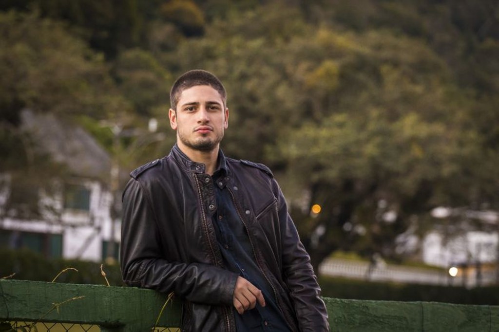 Daniel Rocha no papel de João Lucas