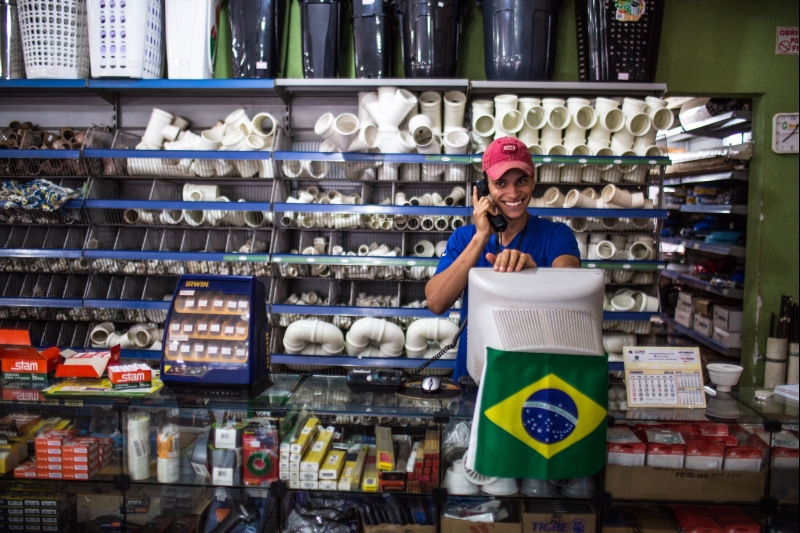 Bruno Monteiro na loja de materiais de construção em que trabalha: promessa de retomar os estudos em 2015 | Brunno Covello/Gazeta do Povo