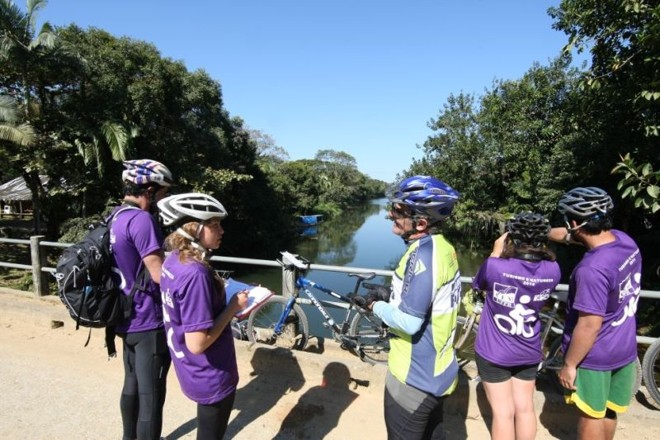 Alunos percorrem PR-405, em Guaraqueçaba, para mapear roteiro ciclístico |